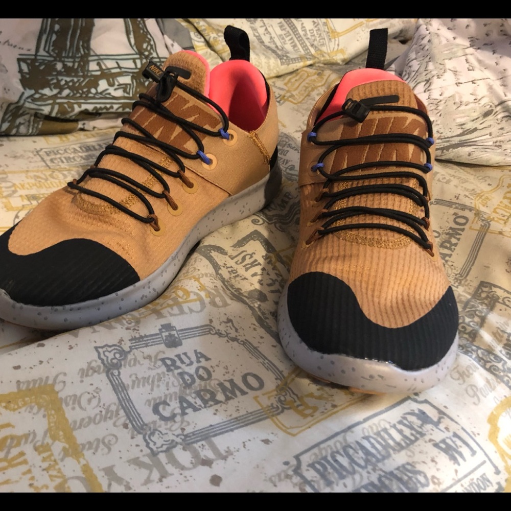 Nike women’s sneakers 9.5